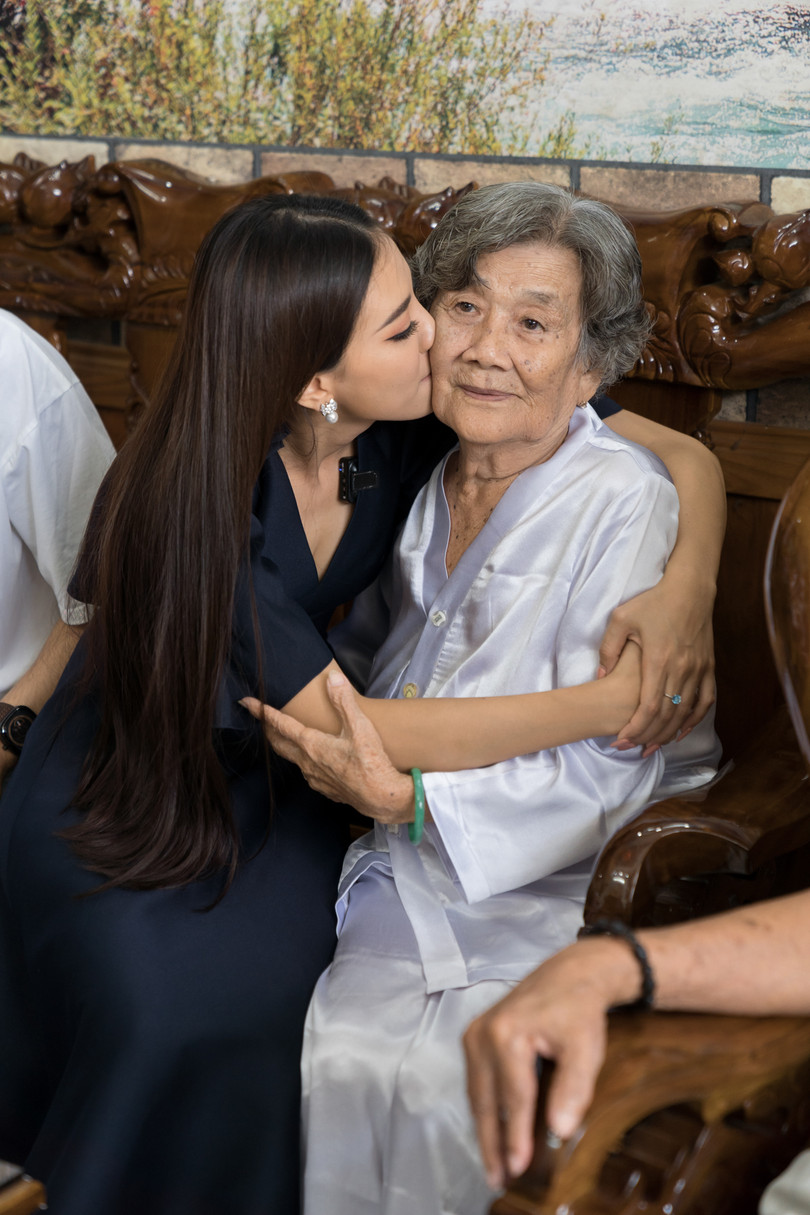 Á hậu Kim Duyên xúc động gặp lại ông bà nội 
