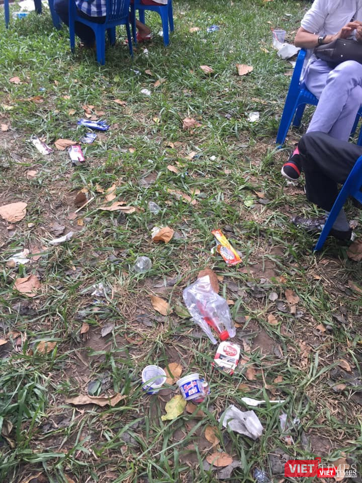 Dù công nhân VSMT dọn dẹp mệt nhoài, rác vẫn bị những người thiếu ý thức ném trên cỏ ở Công viên Tao Đàn dịp lễ 30/4 và 1/5
