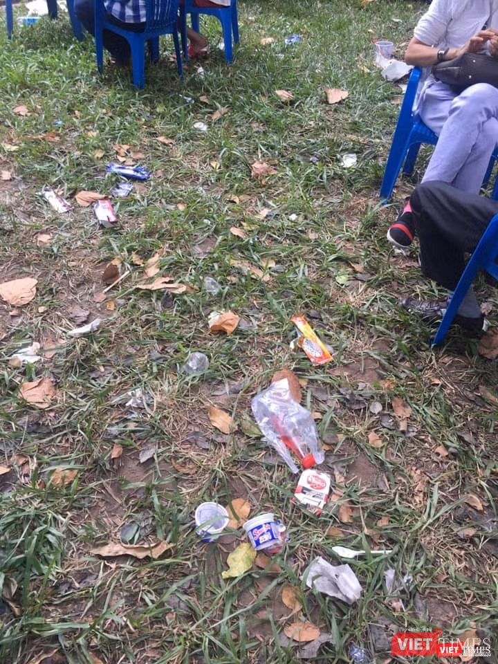 Dù công nhân VSMT dọn dẹp mệt nhoài, rác vẫn bị những người thiếu ý thức ném trên cỏ ở Công viên Tao Đàn dịp lễ 30/4 và 1/5