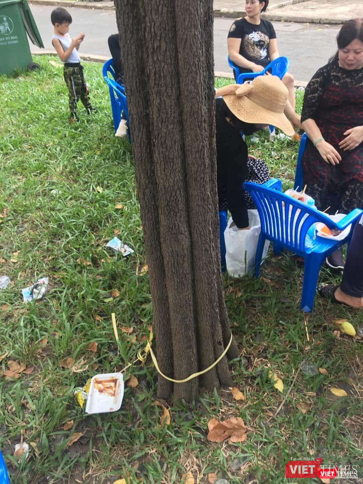 Người tham dự lễ hội hoa lan dịp 30/4 và 1/5 phải nghỉ chân chung với rác, dù thùng rác ở rất gần