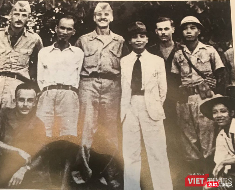 Hồ Chí Minh và Tướng Võ Nguyên Giáp tiếp Patti năm 1945 Hồ Chí Minh và Tướng Võ Nguyên Giáp tiếp Patti năm 1945