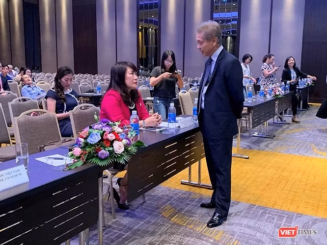 Ông Lê Minh Quốc nộp đơn từ nhiệm khỏi vị trí Chủ tịch Eximbank. Nhưng với Quyết định 159 của Tòa án Nhân dân Tp. HCM thì Nghị quyết 112 của HĐQT Eximbank sẽ tự động "bật" hiệu lực trở lại, đồng nghĩa, bà Lương Thị Cẩm Tú đã thay ông Quốc ở chiếc ghế lãnh đạo cao nhất Eximbank từ ngày 22/3.