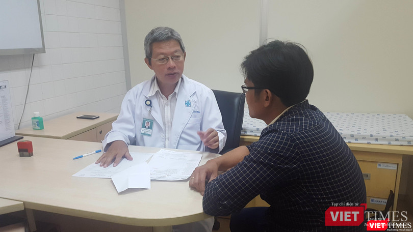 Bác sĩ của BV Đại học Y Dược tư vấn cho bệnh nhân sau khi tầm soát phát hiện sớm
