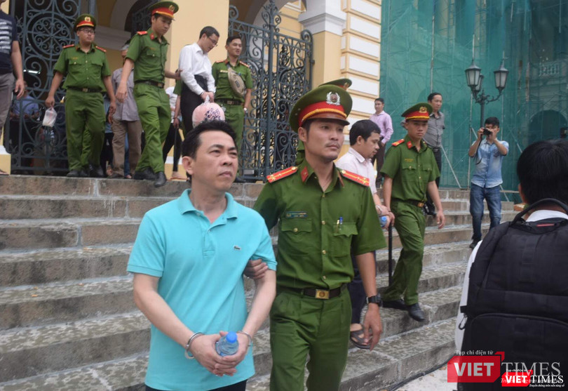 Bị cáo Nguyễn Minh Hùng về trại tạm giam chờ tòa tuyên vào chiều mai 1/10