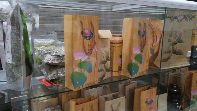 Những sản phẩm được làm từ lá sen, gạo sen sau khi đã tách đủ số nhị sen để ướp trà được bày bán tại quầy trưng bày ở nhà riêng nghệ nhân Ngô Văn Xiêm.