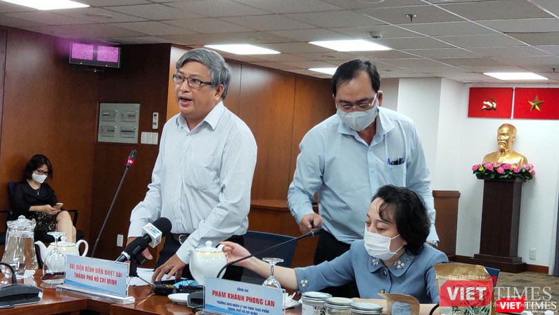 BS Nguyễn Văn Hảo (Trưởng khoa Hồi sức Cấp cứu chống độc người lớn, BV Bệnh Nhiệt đới TP.HCM) trao đổi về tính chất kịch độc của vi khuẩn botulinum (Ảnh: Hòa Bình) BS Hảo BV Bệnh Nhiệt đới TP.HCM (Ảnh: Hòa Bình)