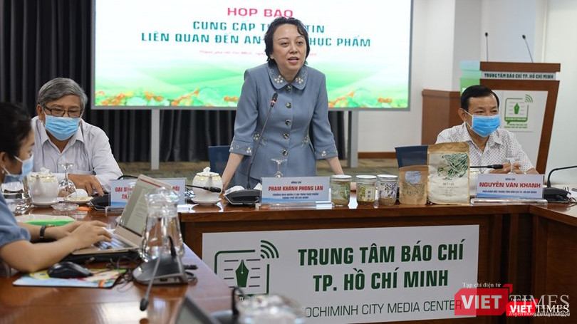 Trưởng Ban Quản lý An toàn Thực phẩm TP.HCM, bà Phạm Khánh Phong Lan trao đổi tại cuộc họp báo chiều 1/9 (Ảnh: Hòa Bình) Trưởng Ban Quản lý An toàn Thực phẩm (ATTP) Phạm Khánh Phong Lan trao đổi tại cuộc họp báo chiều 1/9 (Ảnh: Hòa Bình)