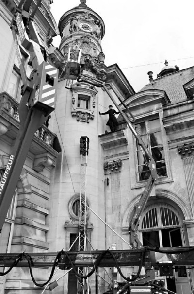 Thành Long chuẩn bị nhảy thử tại hiện trường phim "Mười hai con giáp" trong một lâu đài cổ của Pháp. Thành Long chuẩn bị nhảy thử tại hiện trường phim "Mười hai con giáp" trong một lâu đài cổ của Pháp.