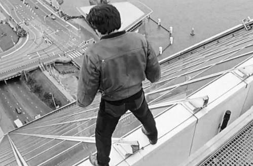 Cảnh trong phim "Tôi là ai ". Ngôi sao hành động chuẩn bị nhảy xuống từ tòa nhà cao 21 tầng mà không có phương tiện bảo vệ nào, ngoại trừ mấy tấm thảm trải dưới mặt đất mà trong mắt anh "chúng bé bằng lòng bàn tay". "Cho đến giờ tôi vẫn không hiểu nổi tại sao mình dám nhảy", nam diễn viên chú thích trong tấm ảnh. Cảnh trong phim "Tôi là ai ". Ngôi sao hành động chuẩn bị nhảy xuống từ tòa nhà cao 21 tầng mà không có phương tiện bảo vệ nào, ngoại trừ mấy tấm thảm trải dưới mặt đất mà trong mắt anh "chúng bé bằng lòng bàn tay". "Cho đến giờ tôi vẫn không hiểu nổi tại sao mình dám nhảy", nam diễn viên chú thích trong tấm ảnh.