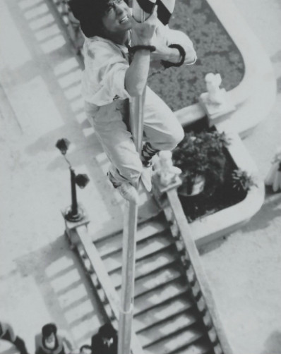 Thành Long dùng hình ảnh anh đang thực hiện một cảnh quay nguy hiểm từ độ cao 15 m trong phim "Kế hoạch A" để mở đầu tự truyện. Ngôi sao phim hành động cũng tiết lộ các khoảnh khắc nguy hiểm trên trường quay trong những chương tiếp theo. Nội dung này được đề cập nhiều lần bên cạnh những kỷ niệm của Thành Long suốt hành trình từ diễn viên đóng thế đến ngôi sao hành động nổi tiếng. Thành Long dùng hình ảnh anh đang thực hiện một cảnh quay nguy hiểm từ độ cao 15 m trong phim "Kế hoạch A" để mở đầu tự truyện. Ngôi sao phim hành động cũng tiết lộ các khoảnh khắc nguy hiểm trên trường quay trong những chương tiếp theo. Nội dung này được đề cập nhiều lần bên cạnh những kỷ niệm của Thành Long suốt hành trình từ diễn viên đóng thế đến ngôi sao hành động nổi tiếng.