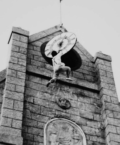 Cảnh quay treo mình vào kim đồng hồ tháp chuông khiến Thành Long đau đớn thời gian dài. Phân cảnh này được chính Hồng Kim Bảo làm đạo diễn và cầm máy quay. Thành Long cho rằng thử nghiệm táo bạo này là dấu mốc trong sự nghiệp điện ảnh - đích thân biểu diễn những pha nguy hiểm, không cần người đóng thế. Cảnh quay treo mình vào kim đồng hồ tháp chuông khiến Thành Long đau đớn thời gian dài. Phân cảnh này được chính Hồng Kim Bảo làm đạo diễn và cầm máy quay. Thành Long cho rằng thử nghiệm táo bạo này là dấu mốc trong sự nghiệp điện ảnh - đích thân biểu diễn những pha nguy hiểm, không cần người đóng thế.