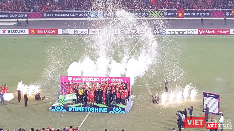 Từ SVĐ Mỹ Đình trong khoảnh khắc đăng quang AFF Cup 2018 của ĐTQG Việt Nam.