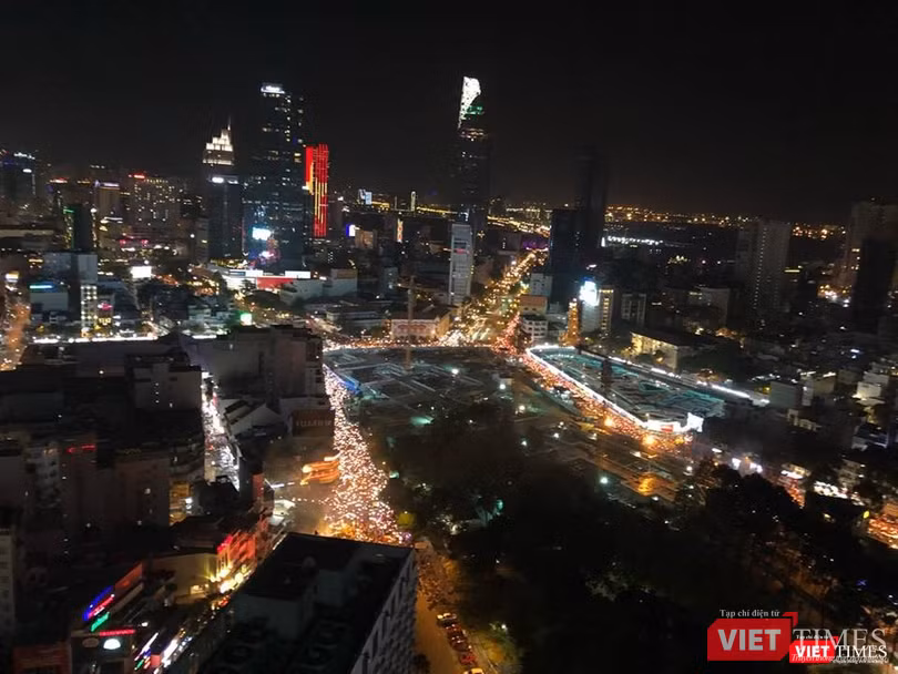 Người dân đã tràn ra khắp các khu phố trung tâm, ăn mừng chiến thắng lịch sử của đội tuyển Việt Nam. Không khí lễ hội đang hiện diện ở mọi góc phố, con đường. (Ảnh: Trung tâm Quận 1, Tp. HCM)