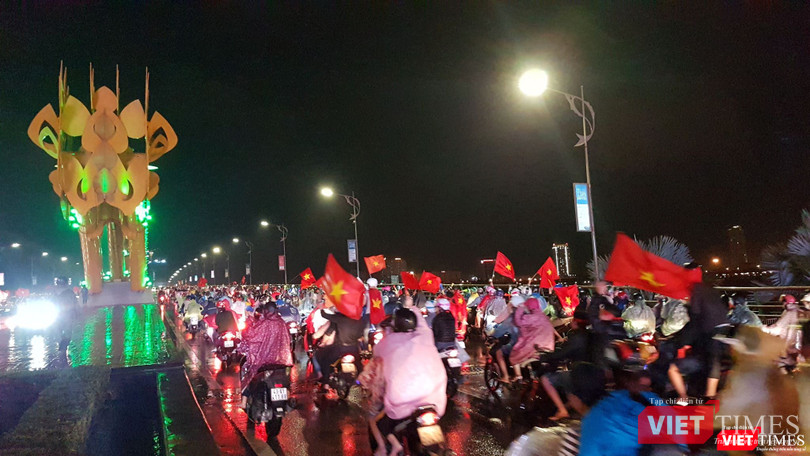 Người hâm mộ Đà Nẵng bất chấp thời tiết, mưa và lạnh, đổ về các tuyến đường trung tâm TP Đà Nẵng để ăn mừng chiến thắng của đội tuyển Việt Nam.