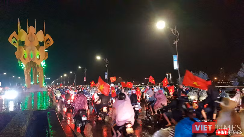 Người hâm mộ Đà Nẵng bất chấp thời tiết, mưa và lạnh, đổ về các tuyến đường trung tâm TP Đà Nẵng để ăn mừng chiến thắng của đội tuyển Việt Nam.