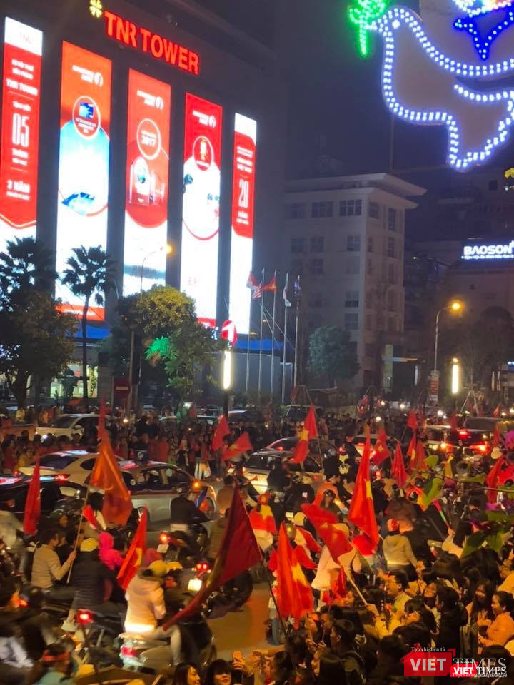 Cờ đỏ sao vàng vẫn đang rợp phố phường.