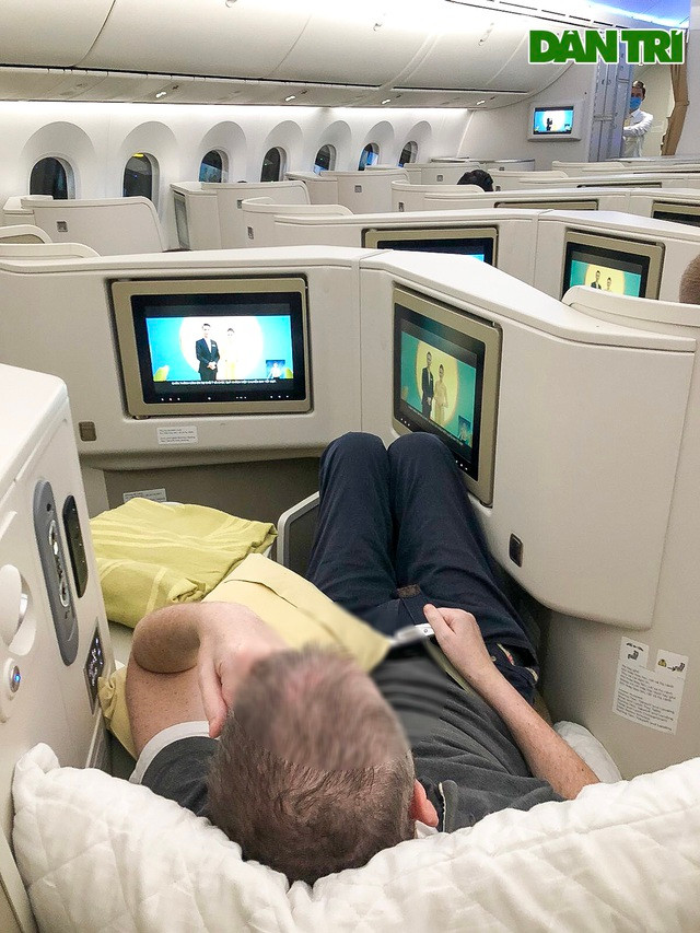 Trên chuyến bay hồi hương, phi công người Anh được bố trí ngồi khoang thương gia và đảm bảo các dịch vụ hàng không, y tế tốt nhất trong suốt hành trình - Ảnh Dân trí.
