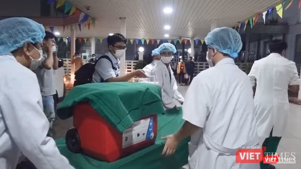 Chiếc thùng vận chuyển đặc biệt mang trái tim từ HN vào TP.HCM (Ảnh: BVCR cung cấp) 