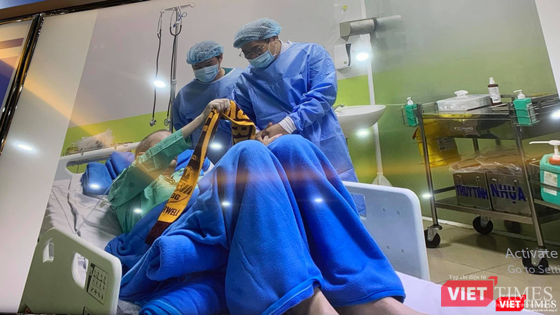 Cục trưởng Khuê trò chuyện với bệnh nhân 91 trong lần thăm chiều 16/6 Cục trưởng Khuê trò chuyện với bệnh nhân 91 chiều 16/6