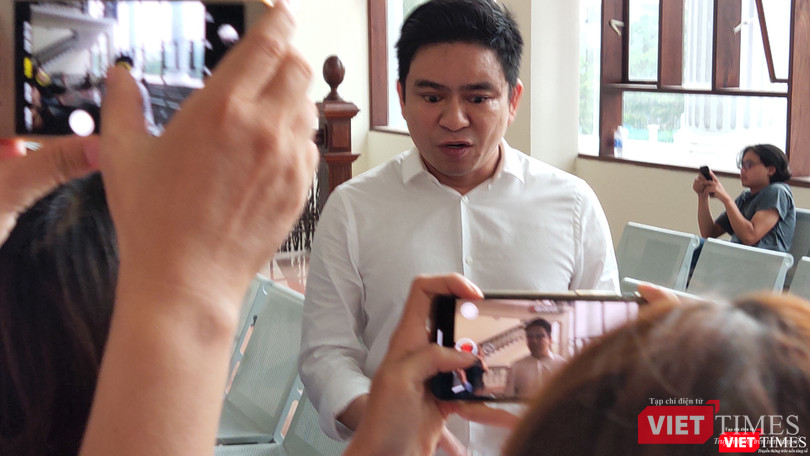 BS Chiêm Quốc Thái bỏ ra khỏi phiên tòa vì theo ông thì nữ bác sĩ Trần Hoa Sen là đầu mối quan trọng (Ảnh, video clip: Hòa Bình)