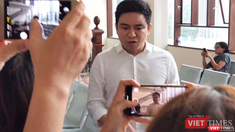 BS Chiêm Quốc Thái bỏ ra khỏi phiên tòa vì theo ông thì nữ bác sĩ Trần Hoa Sen là đầu mối quan trọng (Ảnh, video clip: Hòa Bình)