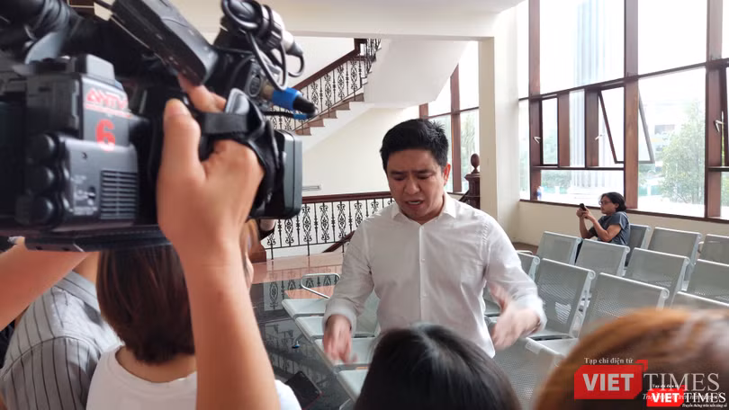 BS Chiêm Quốc Thái quá tức giận vì sự vắng mặt của bà Trần Hoa Sen