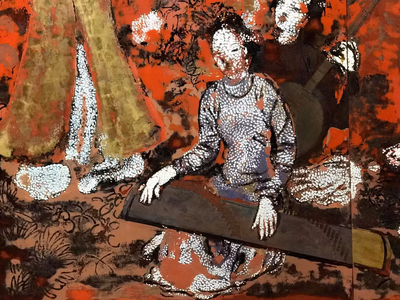 "Xem lại bảo vật này, thấy một số mảng màu, mảng trứng bị trơ, khô xác bề mặt, lộ trứng trắng đục, bay mất rất nhiều màu, trong đó có màu vàng”