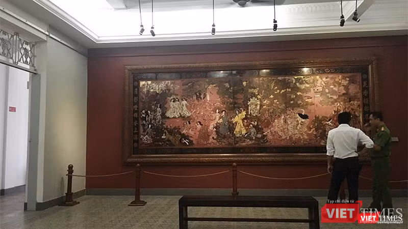 Bức tranh cực lớn của danh họa Nguyễn Gia Trí được bảo vệ khá kỹ lưỡng, tuy nhiên, phòng trưng bày sơ sài, điều kiện chăm sóc tối thiểu khiến tranh xuống cấp nhanh và không làm bật lên được giá trị của bảo vật này - Ảnh chụp trước khi tác phẩm được "vệ sinh"