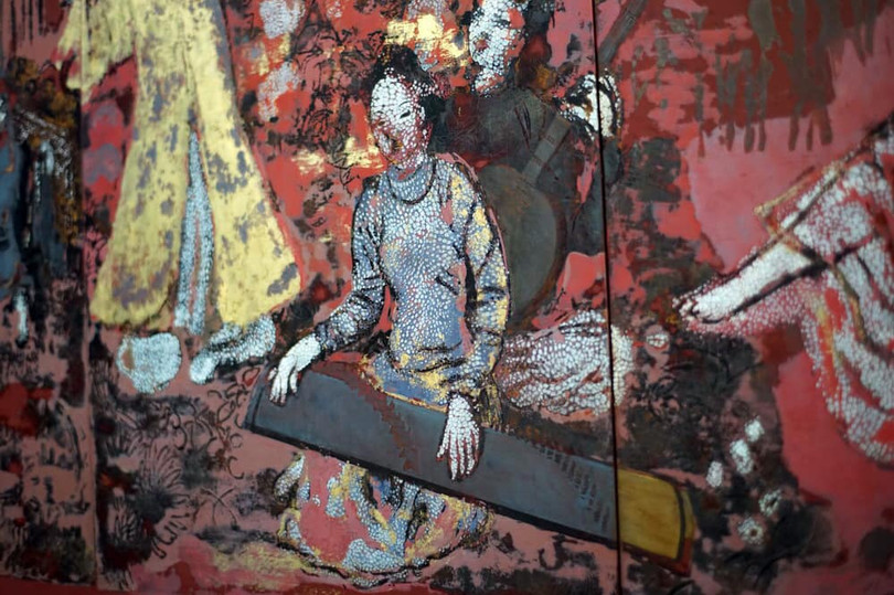 “Danh họa Nguyễn Gia Trí không chỉ mài cắt lớp, mà còn mài theo mảng miếng, đường nét, chỗ mài kỹ, chỗ mài thô. Sau khi mài, ông còn vẽ thêm nhiều chỗ, điểm xuyết để bức tranh có chiều sâu, đa dạng. Không phải cứ tranh sơn mài là sáng chói lên, đỏ ra đỏ, vàng ra vàng..." - Họa sĩ Hiền Nguyễn phân tích