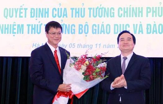 Bộ trưởng GD&ĐT trao Quyết định cho tân Thứ trưởng Lê Hải An.