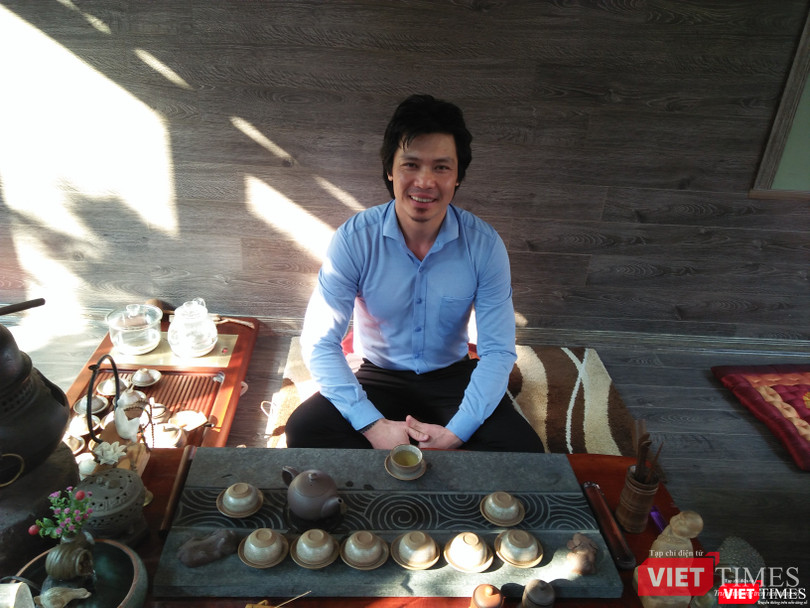 Nghệ nhân Phạm Thế Anh - "cha đẻ" của dòng gốm Hồng Sa (dòng gốm được hình thành từ phù sa sông Hồng).