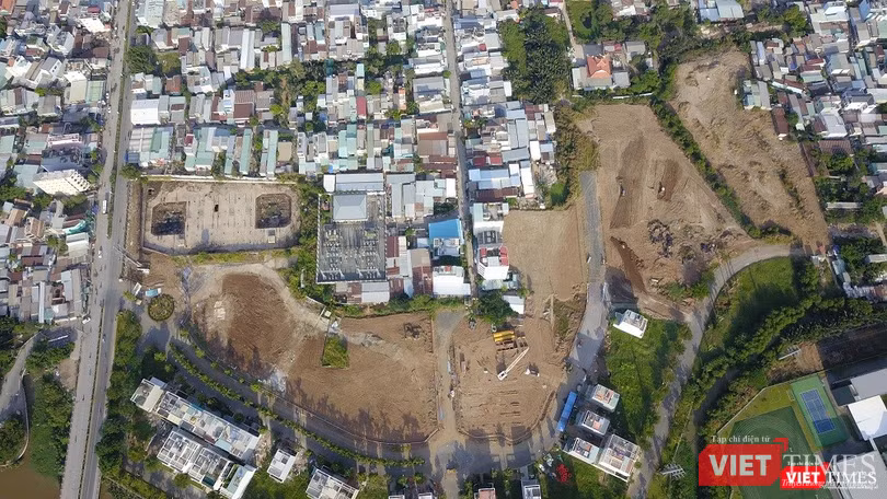 Sunshine City Sài Gòn bao gồm toàn bộ khu căn hộ cao tầng (rộng 10,3ha) của The EverRich 3 trước đây, nhưng không gồm 1,5ha khu nhà ở thấp tầng. Sunshine City Sài Gòn bao gồm toàn bộ khu căn hộ cao tầng (rộng 10,3ha) của The EverRich 3 trước đây, nhưng không gồm 1,5ha khu nhà ở thấp tầng.