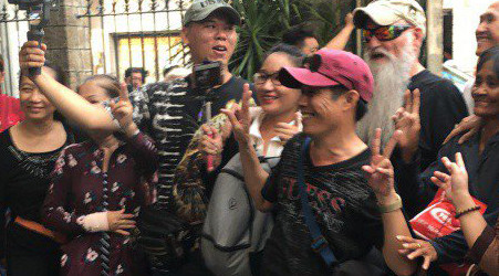 Quá nhiều người có mặt nói cười chen lấn, livestream, selfie tại đám tang nghệ sĩ