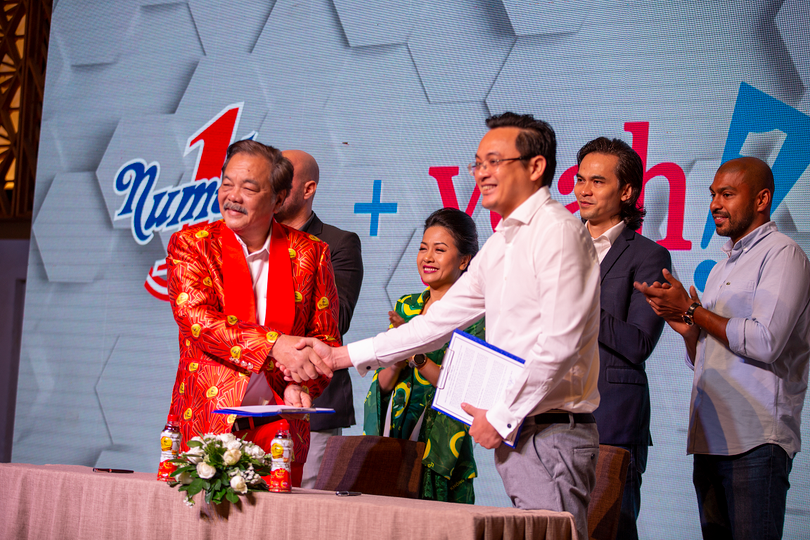 Cái bắt tay lịch sử giữa Yeah1 và Number1.