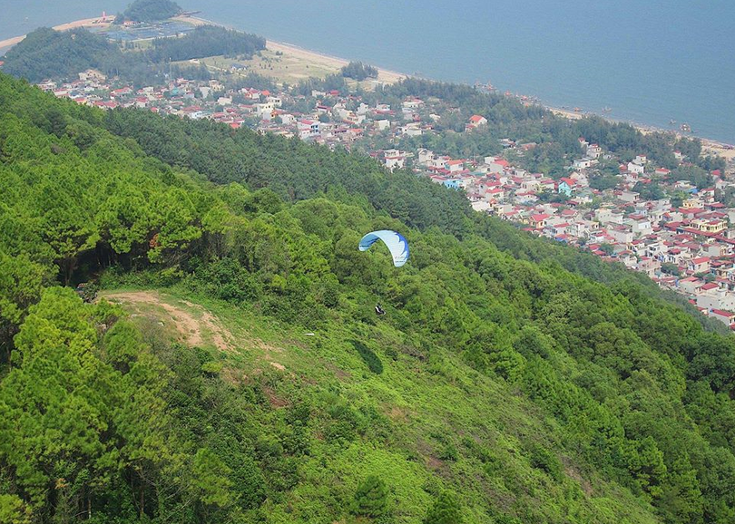 Biển Hải Tiến, núi Linh Trường – Thanh Hóa (Ảnh: CLB Hàng Không Phía Bắc – Dù Lượn)