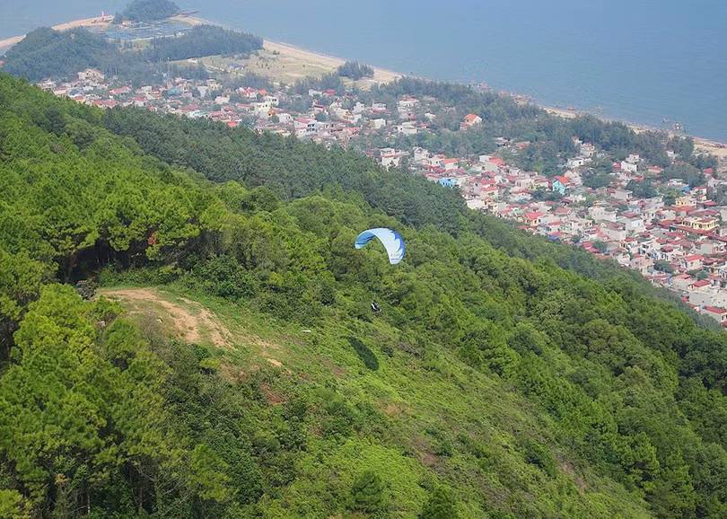 Biển Hải Tiến, núi Linh Trường – Thanh Hóa (Ảnh: CLB Hàng Không Phía Bắc – Dù Lượn) Biển Hải Tiến, núi Linh Trường – Thanh Hóa (Ảnh: CLB Hàng Không Phía Bắc – Dù Lượn)