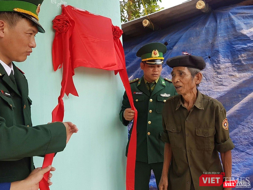 Người dân nghèo xúc động đón căn nhà mới vừa được trao tặng.