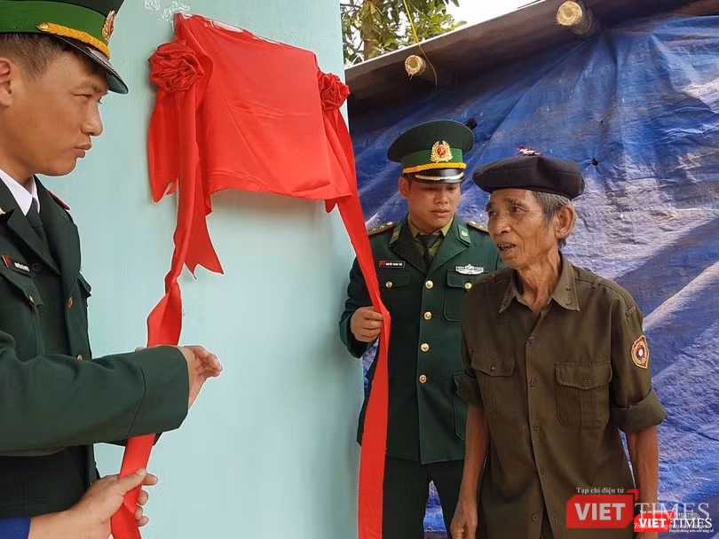 Người dân nghèo xúc động đón căn nhà mới vừa được trao tặng. Người dân nghèo xúc động đón căn nhà mới vừa được trao tặng.