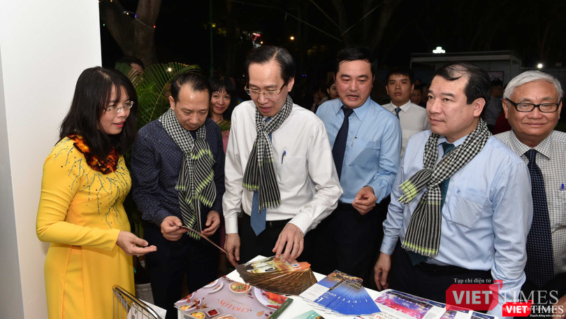 Ông Lê Thanh Liêm, Ủy viên Ban Thường vụ Thành ủy, Phó Chủ tịch Thường trực UBND TP.HCM cùng các đại biểu ghé thăm gian hàng tại Ngày hội Du lịch Ông Lê Thanh Liêm, Ủy viên Ban Thường vụ Thành ủy, Phó Chủ tịch Thường trực UBND TP.HCM cùng các đại biểu ghé thăm gian hàng tại Ngày hội Du lịch