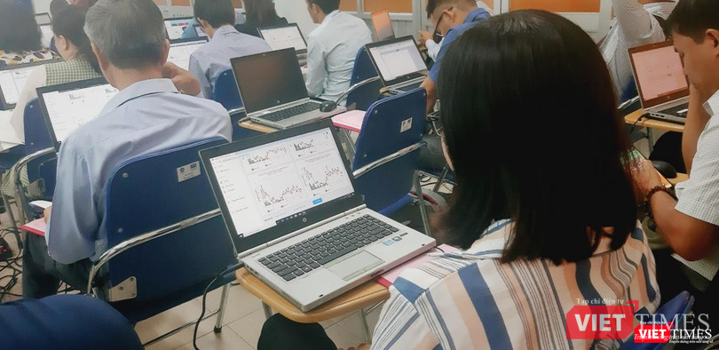 Học viên được hướng dẫn thực hành các thao tác trên máy tính (Ảnh: SYT) 