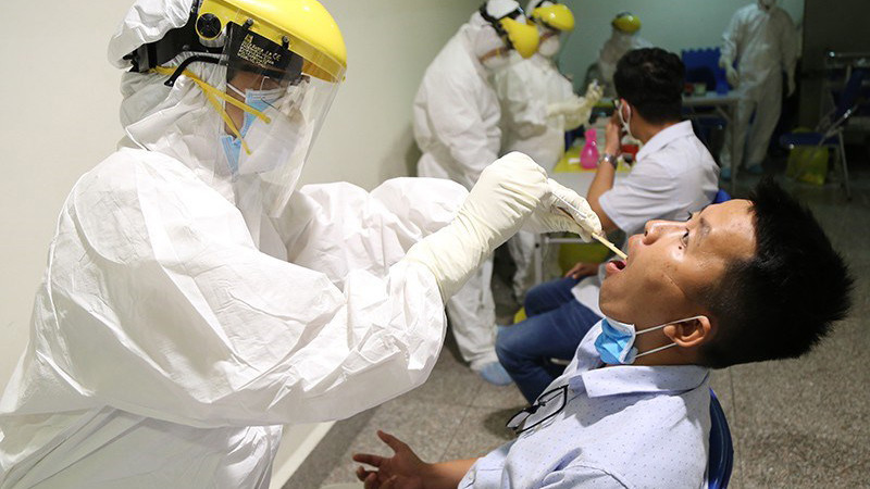 Lấy mẫu xét nghiệm tại sân bay Tân Sơn Nhất (Ảnh: Hoàng Giang) Lấy mẫu xét nghiệm tại sân bay Tân Sơn Nhất (Ảnh: Hoàng Giang)