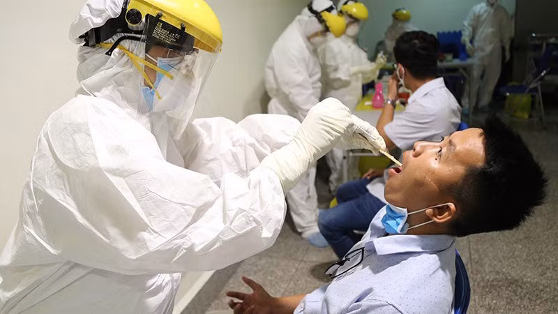 Lấy mẫu xét nghiệm tại sân bay Tân Sơn Nhất (Ảnh: Hoàng Giang) 