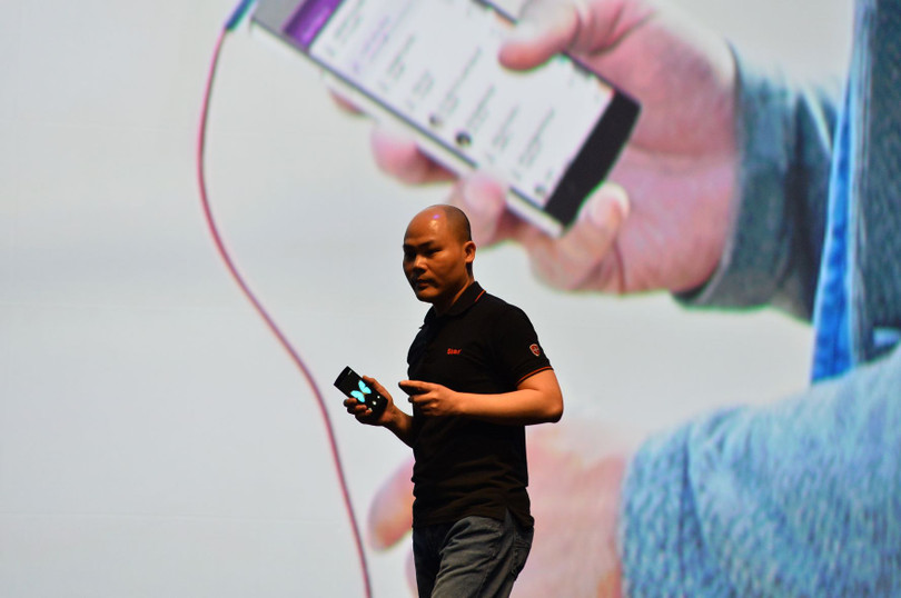 CEO Bkav tại sự kiện ra mắt Bphone vào tháng 5/2015 CEO Bkav tại sự kiện ra mắt Bphone vào tháng 5/2015