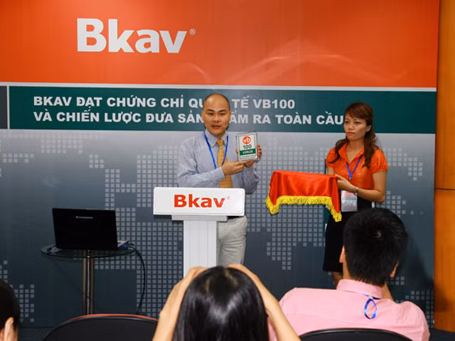 Ông Nguyễn Tử Quảng tại sự kiện Bkav công bố đạt chứng chỉ VB100. Đây là lần đầu tiên phần mềm diệt virus Việt đạt đẳng cấp quốc tế (Ảnh: BKAV)