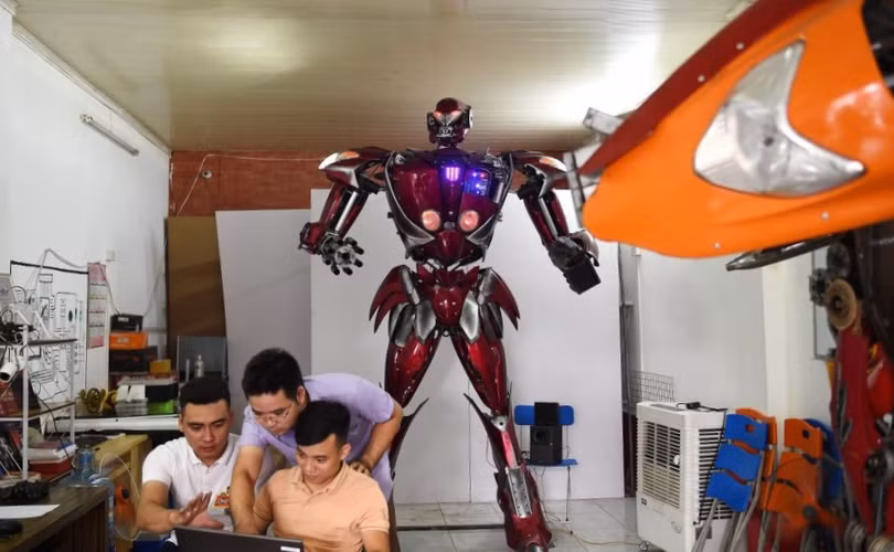 Robot One được nhóm Robot Bank chế tạo từ phụ tùng xe máy Honda và SYM bỏ đi. Ảnh: AFP