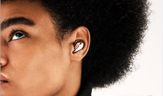 Thiết kế "hạt đậu đỏ" trên Samsung Galaxy Buds dễ dàng ôm sát vào tai người dùng (Ảnh: Samsung.com) Thiết kế "hạt đậu đỏ" trên Samsung Galaxy Buds dễ dàng ôm sát vào tai người dùng (Ảnh: Samsung.com)