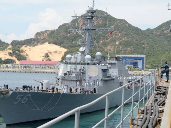 Tàu khu trục có tên lửa dẫn đường USS John S. McCain ghé cảng Cam Ranh (Khánh Hòa) hôm 2/10/2016.