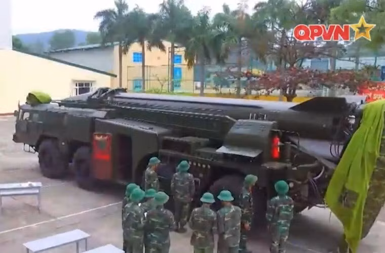 Một xe chở tên lửa Scud của quân đội Việt Nam