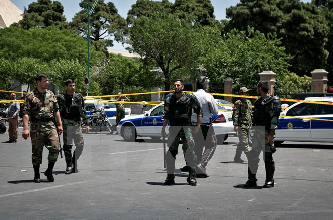 Cảnh sát Iran làm nhiệm vụ bên ngoài tòa nhà Quốc hội ở Tehran sau vụ tấn công ngày 7/6