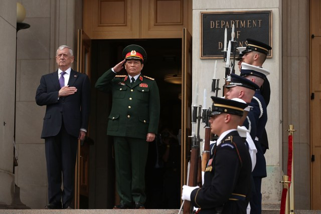 Bộ trưởng Quốc phòng Việt Nam Ngô Xuân Lịch gặp gỡ Bộ trưởng Quốc phòng Mỹ Jim Mattis tại Washington hôm 8/8